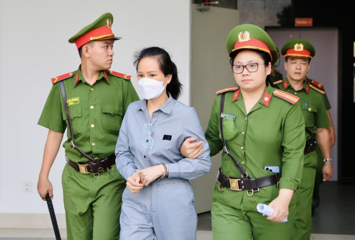  Bị cáo Nguyễn Thị Hương Lan - cựu Cục trưởng Cục Lãnh sự, Bộ Ngoại giao nhận hối lộ hơn 25 tỷ đồng, đã khắc phục 900 triệu, còn phải truy thu hơn 24,1 tỷ để tịch thu sung vào ngân sách nhà nước. Viện Kiểm sát đề nghị tiếp tụckê biên 2 căn hộ chung cư cao cấp, một chiếc Lexus đứng tên bà Lan. (Ảnh: VOV)