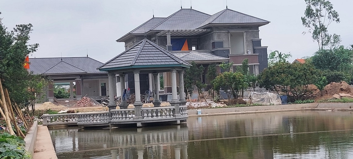  Tháo dỡ biệt thự, lâu đài xây trái phép trên đất nông trường ở Hải Phòng: Từ tháng 7/2022, các chủ đầu tư xây dựng biệt thự, lâu đài, nhà ở trái phép trên đất nông trường Quý Cao bắt đầu tháo dỡ, trả lại mặt bằng như trước khi vi phạm. Trước đó, cuối năm 2021, UBND huyện Tiên Lãng đã phát hiện trên diện tích đất nông trường được giao khoán cho các công nhân viên nông trường trồng cây ăn quả đã bị người dân tổ chức xây nhiều biệt thự, lâu đài, nhà ở, nhà xưởng trên đất nông trường. Sau đó, tháng 5/2022, Chủ tịch UBND TP Hải Phòng yêu cầu huyện Tiên Lãng, Công ty TNHH MTV Nông nghiệp Quý Cao vận động người dân tháo dỡ công trình xây dựng trái phép trên đất nông trường trên. 