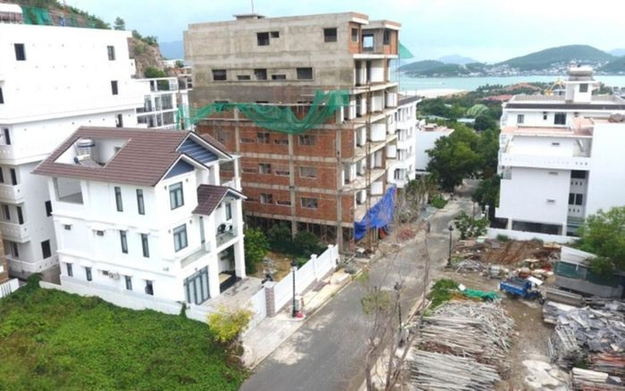  Cưỡng chế tháo dỡ 15 biệt thự Ocean View Nha Trang: Tháng 7/2023, UBND tỉnh Khánh Hòa có văn bản chỉ đạo UBND thành phố Nha Trang tổ chức cưỡng chế tháo dỡ các công trình xây dựng vi phạm còn tồn đọng tại các dự án; kiên quyết xử lý các công trình vi phạm trật tự xây dựng. Trước đó, tại dự án Khu biệt thự cao cấp Ocean View Nha Trang, các cơ quan chức năng đã chỉ ra có đến 15 trường hợp xây dựng vi phạm. Đến nay, có 3 công trình đã hoàn thành tháo dỡ, 7 công trình đã tháo dỡ phần xây dựng vi phạm theo tầng cao, đang tiếp tục vận động tháo dỡ phần công trình xây dựng về mật độ, khoảng lùi. 