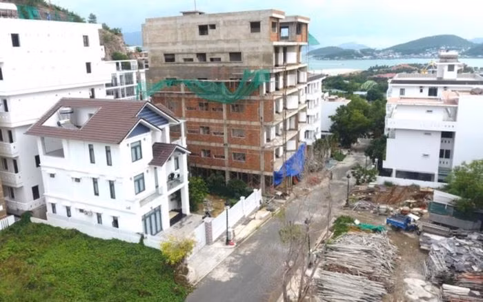  Cưỡng chế tháo dỡ 15 biệt thự Ocean View Nha Trang: Tháng 7/2023, UBND tỉnh Khánh Hòa có văn bản chỉ đạo UBND thành phố Nha Trang tổ chức cưỡng chế tháo dỡ các công trình xây dựng vi phạm còn tồn đọng tại các dự án; kiên quyết xử lý các công trình vi phạm trật tự xây dựng. Trước đó, tại dự án Khu biệt thự cao cấp Ocean View Nha Trang, các cơ quan chức năng đã chỉ ra có đến 15 trường hợp xây dựng vi phạm. Đến nay, có 3 công trình đã hoàn thành tháo dỡ, 7 công trình đã tháo dỡ phần xây dựng vi phạm theo tầng cao, đang tiếp tục vận động tháo dỡ phần công trình xây dựng về mật độ, khoảng lùi. 