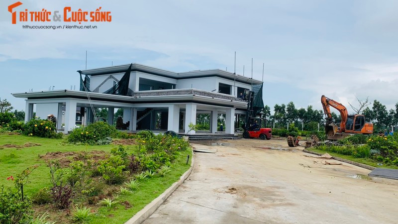  Biệt thự hàng tỷ đồng ở Hải Dương bị tháo dỡ: Tháng 5/2023, căn biệt thự “khủng” xây dựng trên đất nông nghiệp của ông Nguyễn Tiến Dũng (phường Ngô Thì Nhậm, quận Hai Bà Trưng, TP Hà Nội) tại xứ đồng Trạm Bơm, thôn Thị Xá (xã Hồng Hưng, huyện Gia Lộc, Hải Dương) bị tháo dỡ hoàn toàn. Trước đó, chính quyền chỉ ra vi phạm của chủ đầu tư căn biệt thự khi tự ý mua lại 14.326m2 đất nông nghiệp của các hộ dân, sau đó san lấp, xây dựng biệt thự trên cùng các công trình phụ trợ.