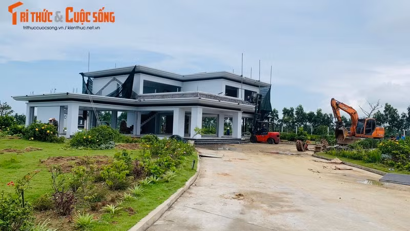  Biệt thự hàng tỷ đồng ở Hải Dương bị tháo dỡ: Tháng 5/2023, căn biệt thự “khủng” xây dựng trên đất nông nghiệp của ông Nguyễn Tiến Dũng (phường Ngô Thì Nhậm, quận Hai Bà Trưng, TP Hà Nội) tại xứ đồng Trạm Bơm, thôn Thị Xá (xã Hồng Hưng, huyện Gia Lộc, Hải Dương) bị tháo dỡ hoàn toàn. Trước đó, chính quyền chỉ ra vi phạm của chủ đầu tư căn biệt thự khi tự ý mua lại 14.326m2 đất nông nghiệp của các hộ dân, sau đó san lấp, xây dựng biệt thự trên cùng các công trình phụ trợ.