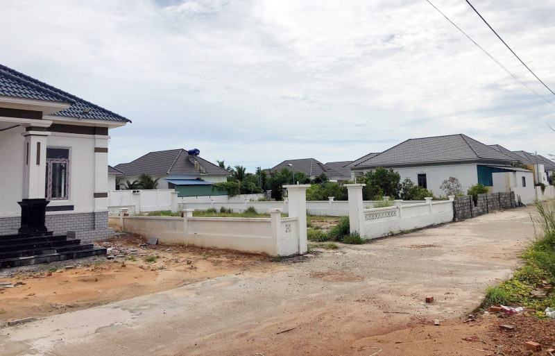  79 biệt thự không phép tại Phú Quốc: Tháng 9/2022, tổ công tác đặc biệt tỉnh Kiên Giang đã cùng chính quyền địa phương kiểm tra, lập biên bản 79 căn biệt thự xây dựng trái phép thuộc khu đất 19ha tại Bãi Trường. Đến nay, cơ quan chức năng cưỡng chế 2 căn, người dân tự nguyện tháo dỡ 7 căn và UBND TP Phú Quốc đang hoàn thiện hồ sơ cưỡng chế 16 căn biệt thự trong tổng số 79 căn biệt thự xây dựng không phép trên.