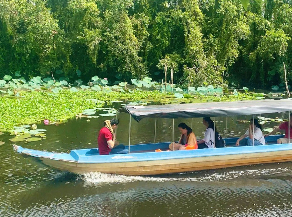 Check-in làng nổi Tân Lập với rừng tràm xanh mát bên dòng kênh - Hình 3 Check-in lang noi Tan Lap voi rung tram xanh mat ben dong kenh-Hinh-3