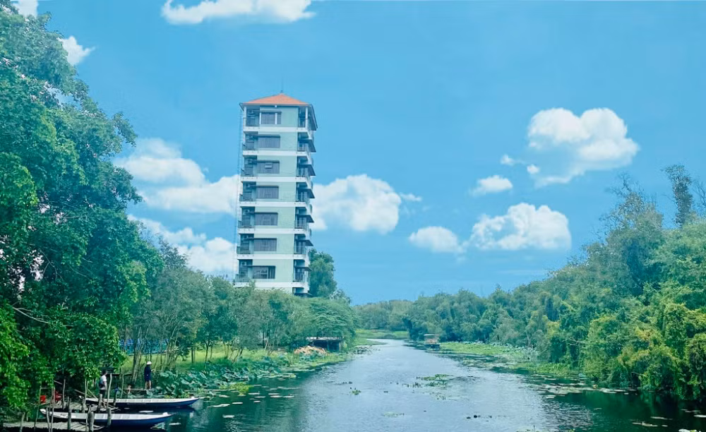 Check-in lang noi Tan Lap voi rung tram xanh mat ben dong kenh-Hinh-4