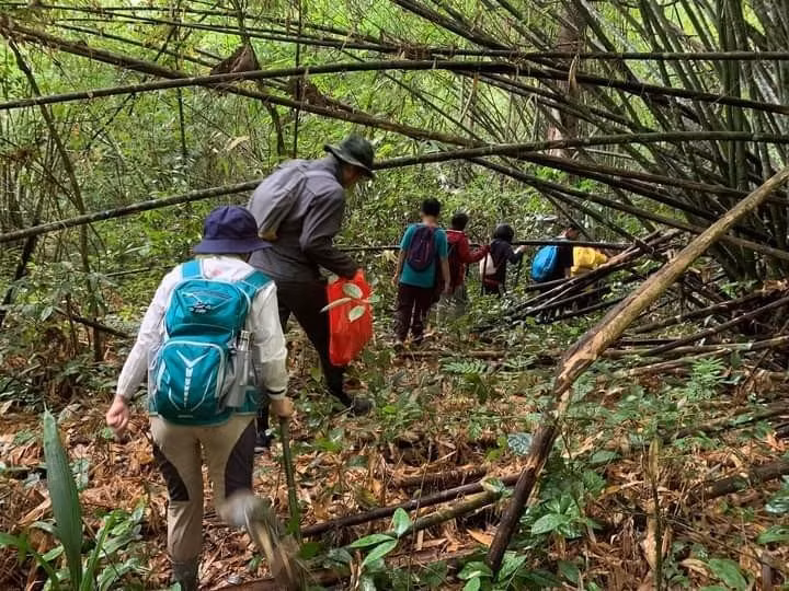 Vườn quốc gia Bù Gia Mập cách TPHCM khoảng 200km, có diện tích 25.651,58 ha rừng nguyên sinh với hệ động thực vật phong phú, đa dạng, cảnh quan thiên nhiên hoang sơ, thơ mộng. Đến tham quan Vườn quốc gia Bù Gia Mập, du khách nên bố trí ít nhất 2 ngày và 1 đêm, khoảng thời gian này đủ để du khách tham quan, trải nghiệm trekking, đạp xe xuyên rừng. 