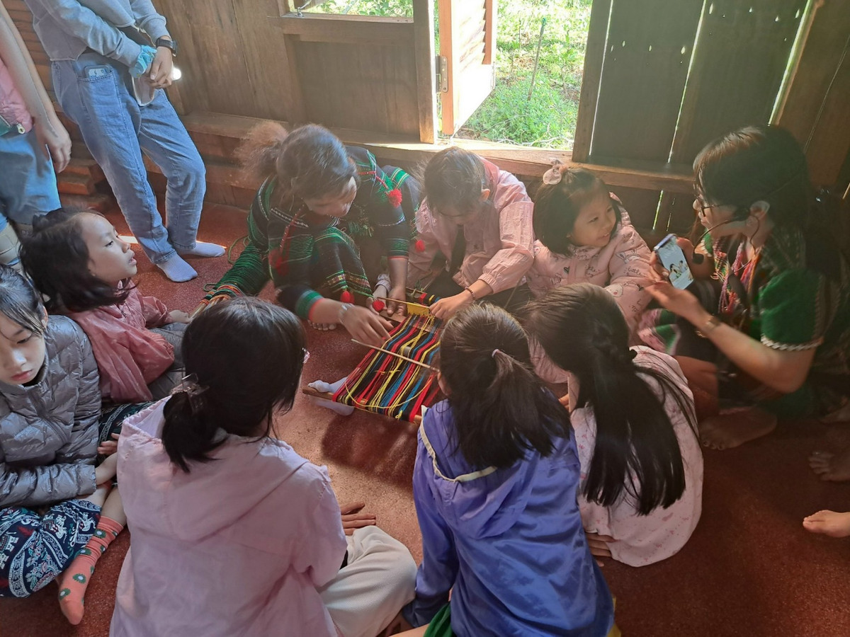 Buổi tối, thích hợp để tổ chức giao lưu văn hóa, văn nghệ qua các điệu múa sạp, múa dân tộc, cồng chiêng, dệt thổ cẩm và thưởng thức những món ăn độc đáo của đồng bào S’tiêng. 