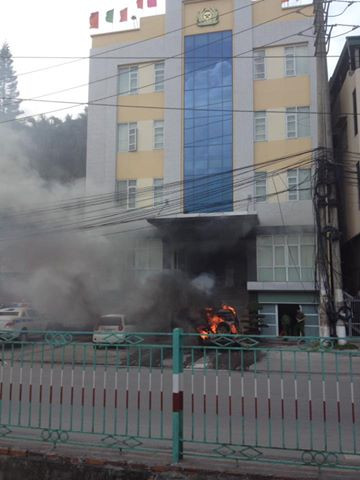 Hiện trường vụ xe ô tô bốc cháy trước cửa công an phường Cửa Ông (Ảnh Hà Hồng Phương).