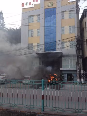 Hiện trường vụ xe ô tô bốc cháy trước cửa công an phường Cửa Ông (Ảnh Hà Hồng Phương).