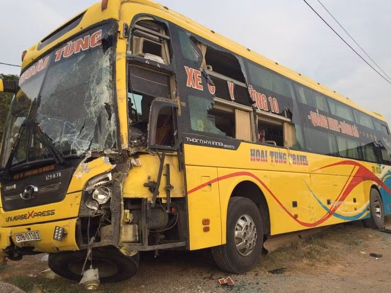 Quang Ninh: Xe khach giuong nam hu hong sau va cham xe tai-Hinh-3