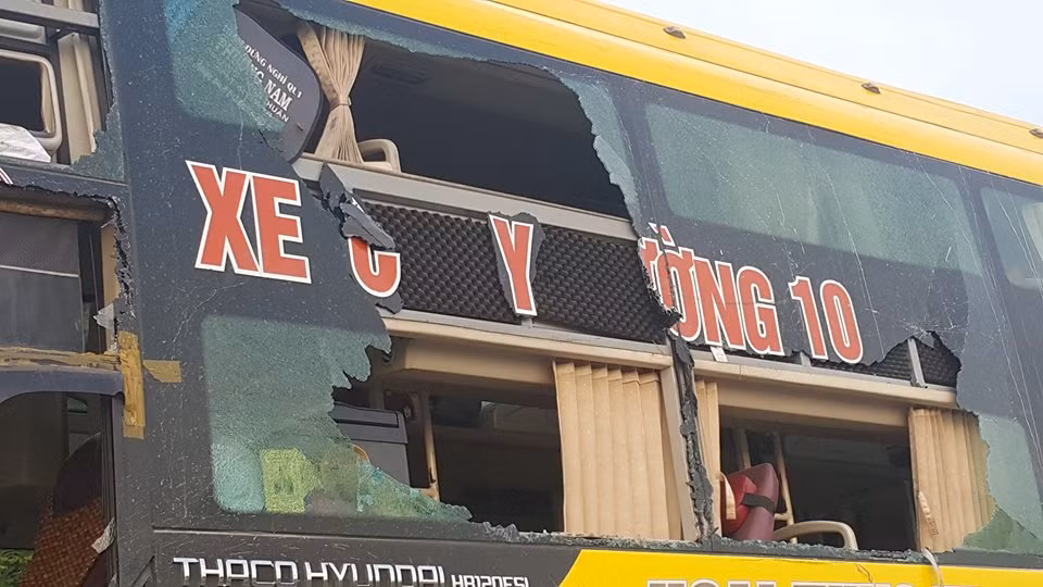 Quang Ninh: Xe khach giuong nam hu hong sau va cham xe tai-Hinh-5