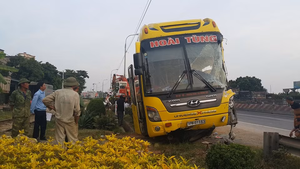 Quang Ninh: Xe khach giuong nam hu hong sau va cham xe tai-Hinh-2