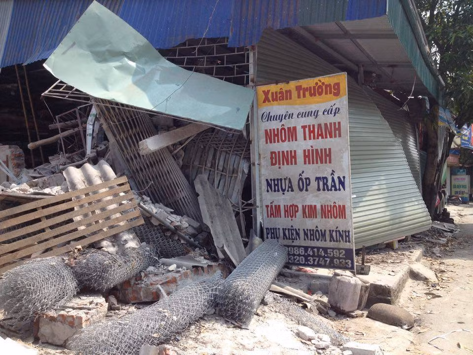 Phía trước 4 nhà dân đều là các cửa hàng buôn bán.