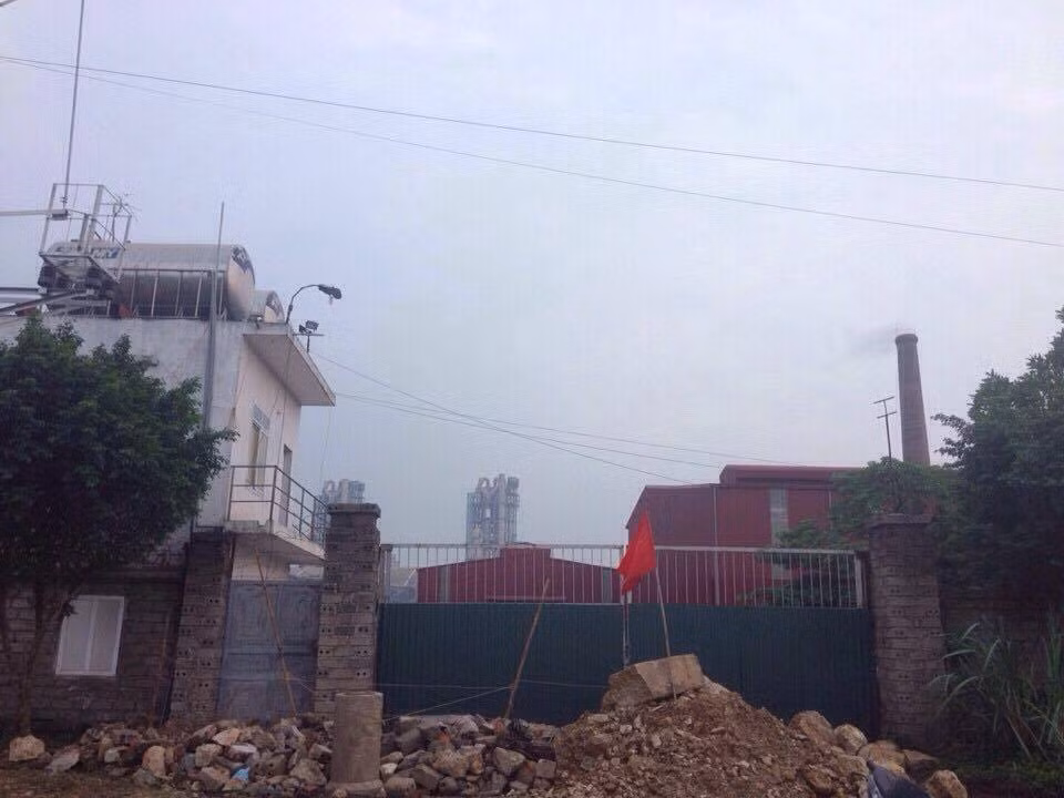 Người dân đổ gạch đá chặn cổng vì lo ngại Công ty KT-CB-XNK Khoáng sản Việt Nam gây ô nhiễm môi trường.