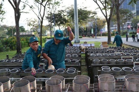 Giao thừa xuân Canh Tý 2020, TP HCM có 7 điểm bắn pháo hoa. Trong đó, khu vực đường hầm Thủ Thiêm và khu công viên KDC Vinhomes Centra Park (Bình Thạnh) là 2 điểm tầm cao (Ảnh Tiền Phong).
