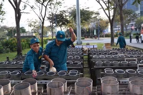 Giao thừa xuân Canh Tý 2020, TP HCM có 7 điểm bắn pháo hoa. Trong đó, khu vực đường hầm Thủ Thiêm và khu công viên KDC Vinhomes Centra Park (Bình Thạnh) là 2 điểm tầm cao (Ảnh Tiền Phong).