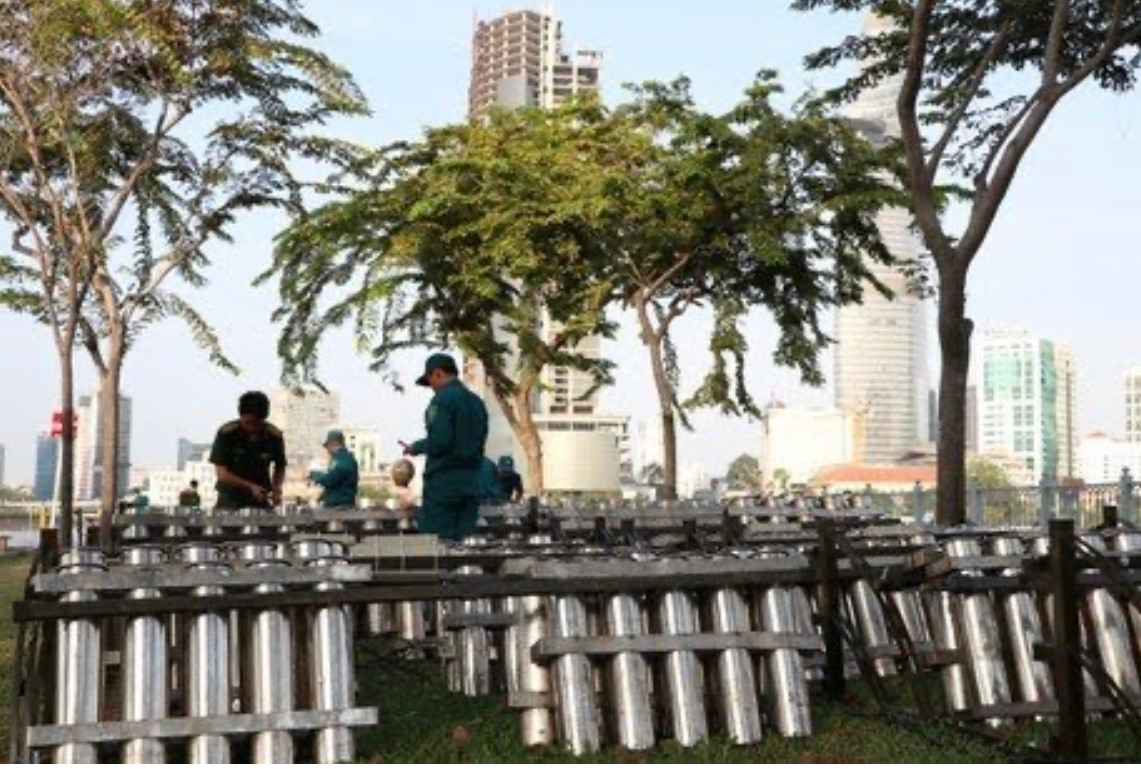 Đến hơn 17h chiều nay 24/1 (30 Tết), các đơn vị thuộc Bộ Tư lệnh TP HCM đã hoàn tất các trận địa pháo hoa, sẵn sàng phục vụ nhân dân Sài Gòn và du khách vào thời khắc giao thừa Tết Canh Tý lúc 0h cùng ngày (Ảnh Tiền Phong).