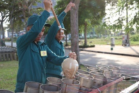 Công việc được diễn ra hết sức nhuần nhuyễn và cẩn trọng (Ảnh Tiền Phong).