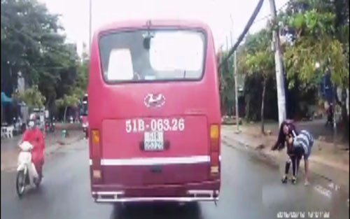 Hình ảnh ghi lại cảnh giằng co của nữ sinh và một thanh niên mà người đưa clip cho rằng "nữ sinh bị sàm sỡ". Ảnh cắt từ clip.