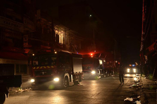 Cat dien, phong toa duong TP HCM trong dem chua chay