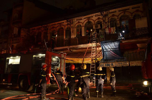 Cat dien, phong toa duong TP HCM trong dem chua chay-Hinh-3