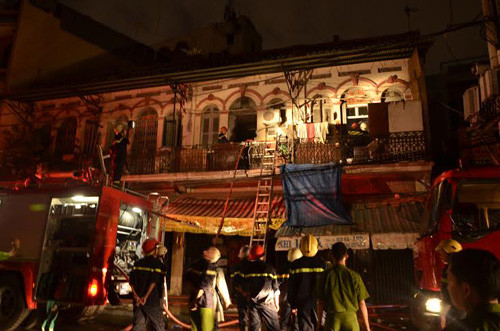 Cat dien, phong toa duong TP HCM trong dem chua chay-Hinh-2