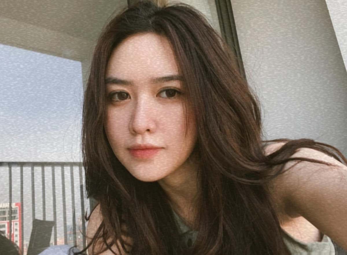 Thân hình gợi cảm với vòng eo săn chắc được cô phô diễn qua trang phục bó sát.