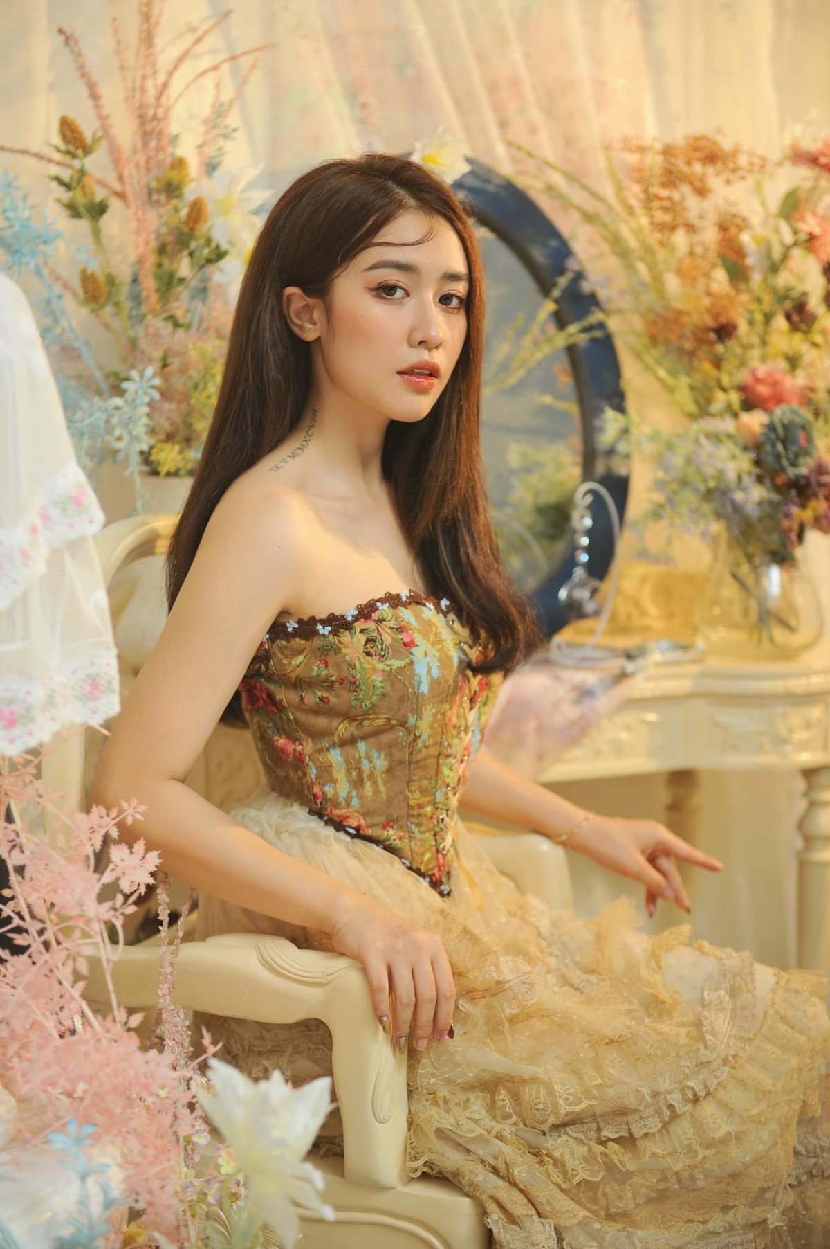 Tuy nhiên khi tham gia show hẹn hò, Quyên Qui lại đặt ra tiêu chuẩn cho nửa kia khá "khó nhằn" nên cô nhanh chóng nhận nhiều ý kiến trái chiều từ cộng đồng mạng, nhiều người cho rằng tiêu chuẩn của cô nàng là quá đáng và cuộc sống cũng để phụ thuộc vào người khác.