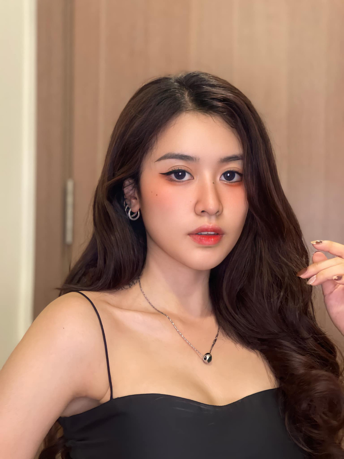 Bên cạnh đam mê diễn xuất, cô nàng còn có một tình yêu lớn đối với âm nhạc. Chính vì thế, Quyên Qui cũng thường xuyên thực hiện các video cover và đăng tải trên kênh youtube cá nhân.