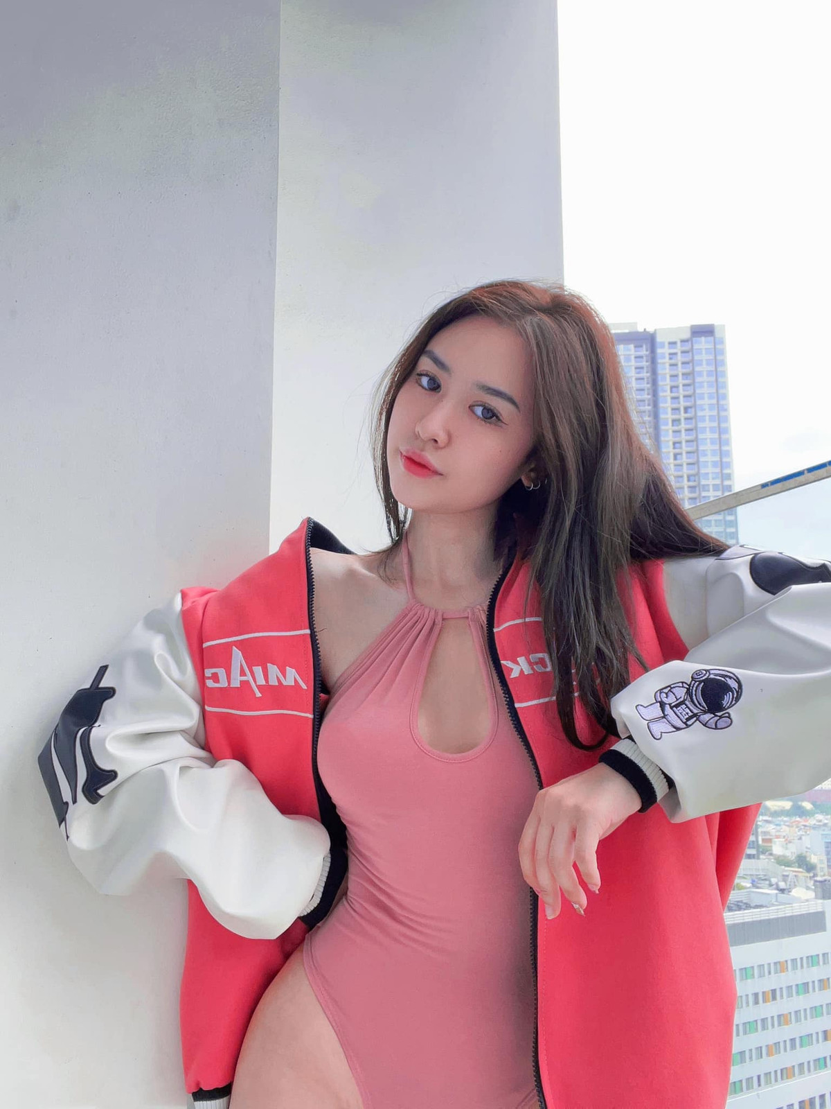 Cô nàng thường xuyên khoe vòng eo con kiến trên trang cá nhân với áo ngắn, quần trễ hay mặc nội y gợi cảm.