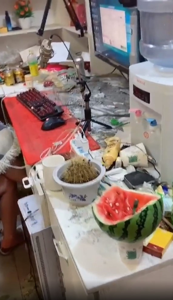 Trên bàn làm việc của nữ streamer này trông cũng chẳng khá khẩm hơn là bao khi bày bừa đồ ăn, thức uống đã dùng dở.