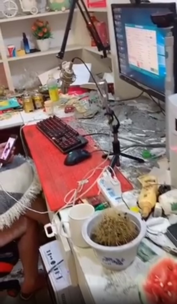 Từ clip có thể thấy đằng sau hình ảnh xinh đẹp rạng ngời của cô gái khi xuất hiện trước ống kính là 1 căn phòng ngập rác. Đồ ăn, hoa quả dở vứt đầy trên bàn, cây xương rồng thì chết khô héo quắt, cùng vô số thứ linh tinh bày bừa rất chướng mắt.