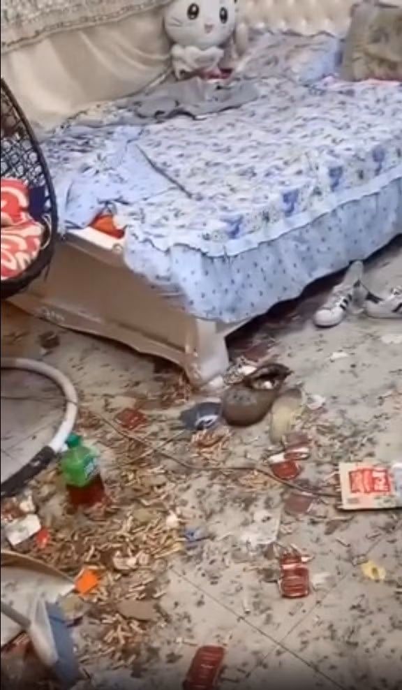 Thậm chí, trên sàn nhà còn có rất nhiều tàn thuốc lá, chai nhựa, vỏ túi thức ăn nhanh, giày dép vừa bừa bãi,...