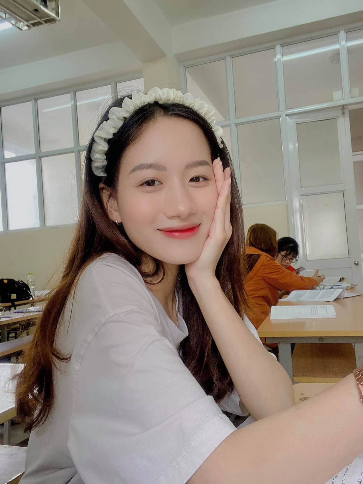 Dù đam mê nghệ thuật nhưng Uyên vẫn ưu tiên việc học tập tại trường và chỉ nhận làm mẫu ảnh, đóng phim ngắn hay quảng cáo sản phẩm trong thời gian rảnh.