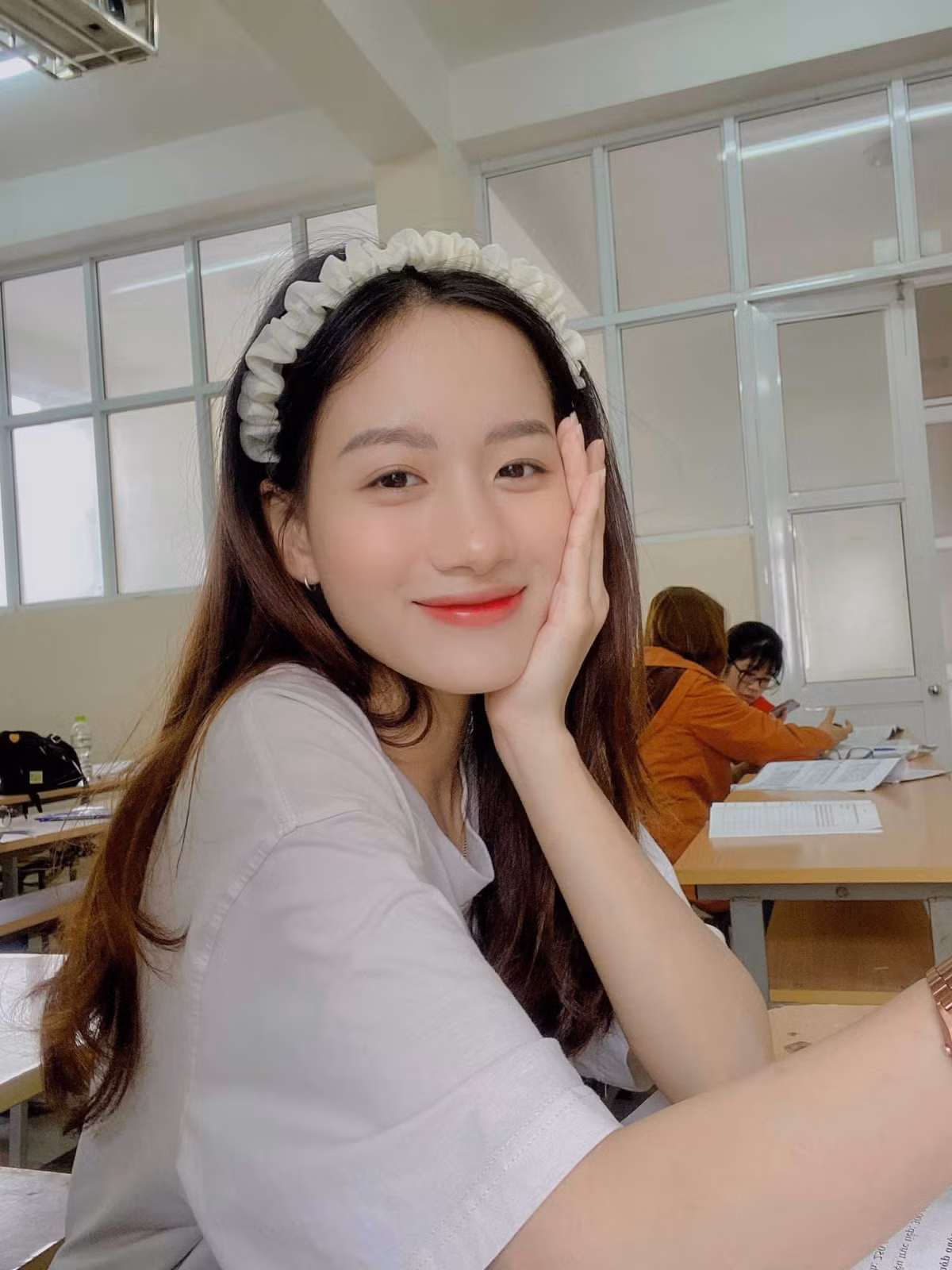 Dù đam mê nghệ thuật nhưng Uyên vẫn ưu tiên việc học tập tại trường và chỉ nhận làm mẫu ảnh, đóng phim ngắn hay quảng cáo sản phẩm trong thời gian rảnh.