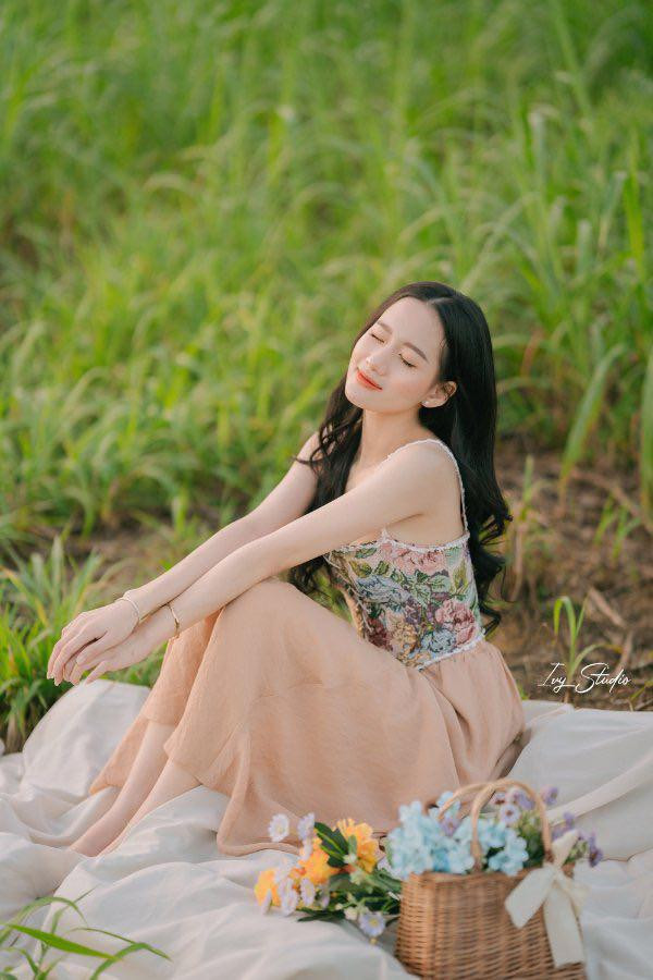 Nhờ sự xinh đẹp thuần khiết mà trang cá nhân của cô luôn có hàng nghìn lượt like qua mỗi bài viết, hơn 50 nghìn người theo dõi. Ảnh: FBNV