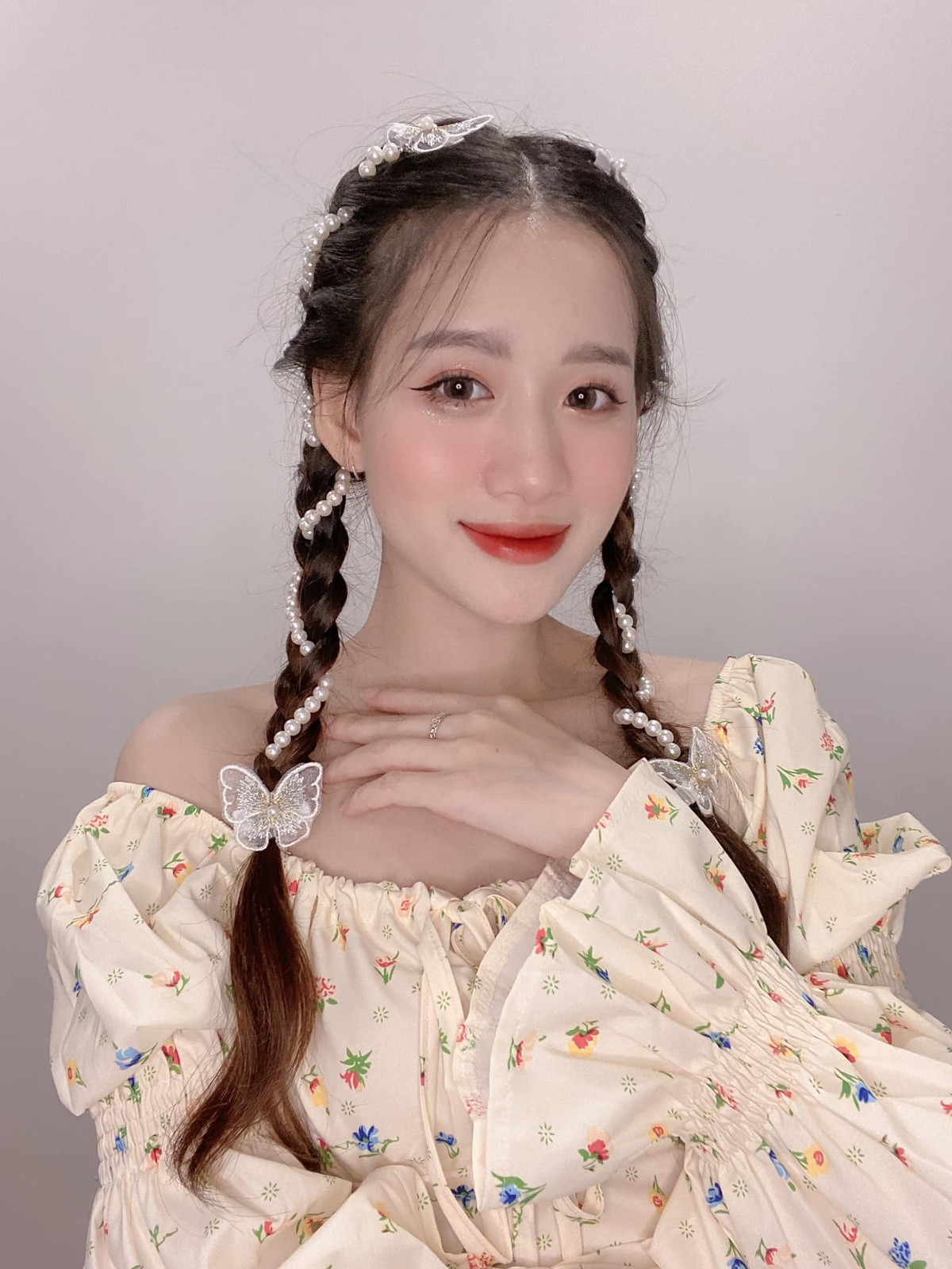 Không những thế, Uyên còn sở hữu thân hình mảnh mai cùng phong cách thời trang ấn tượng.