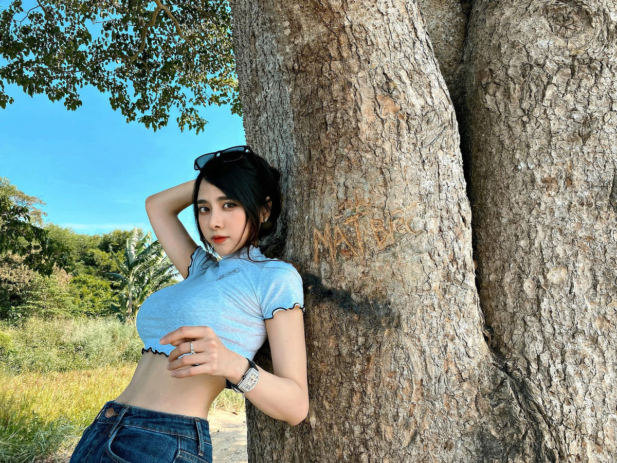 Có thể nói, gu thời trang gợi cảm, sự tự tin trong việc khoe ra đường cong vóc dáng đã góp phần không nhỏ tạo nên sức hút cho hot girl này. Ảnh: FBNV