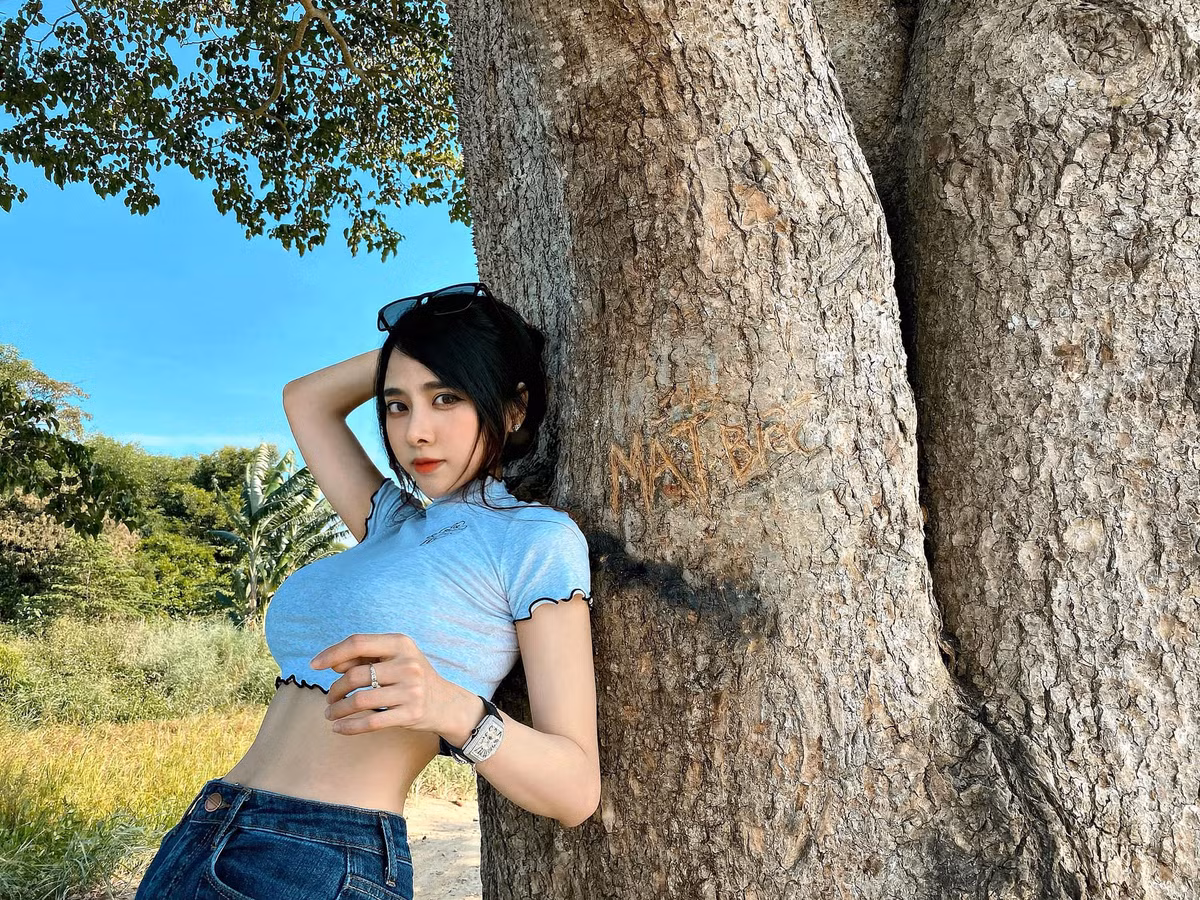 Có thể nói, gu thời trang gợi cảm, sự tự tin trong việc khoe ra đường cong vóc dáng đã góp phần không nhỏ tạo nên sức hút cho hot girl này. Ảnh: FBNV