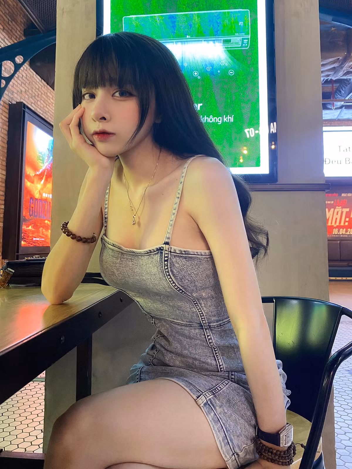 Với ngoại hình có sự đối lập “mặt học sinh nhưng thân hình phụ huynh ”, "hot girl phòng gym"Trần Bích Hạnh làm bao chàng trai phải điêu đứng.