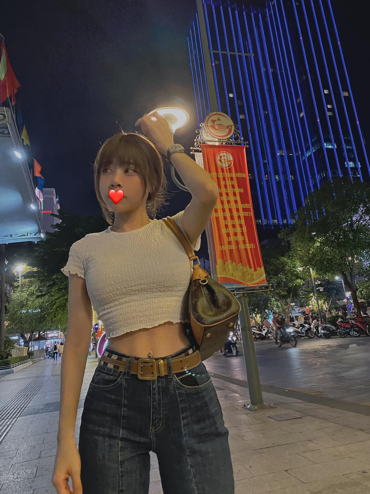 hẳng những có body chuẩn mực, Bích Hạnh còn sở hữu nhan sắc xinh đẹp cùng gu mặc gợi cảm.