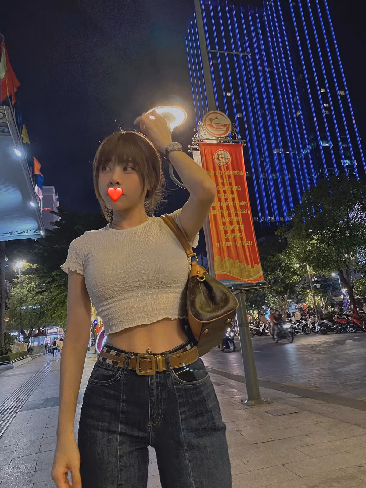 hẳng những có body chuẩn mực, Bích Hạnh còn sở hữu nhan sắc xinh đẹp cùng gu mặc gợi cảm.