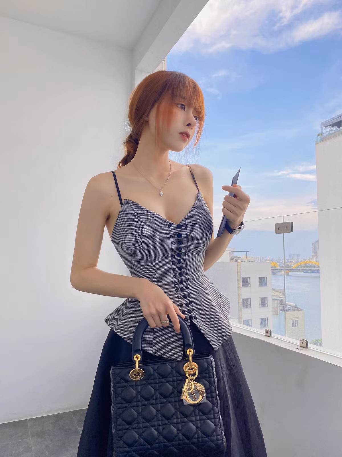 Đối lập với khuôn mặt được dân mạng ví như búp bê barbie ngoài đời thực ấy, thân hình của Bích Hạnh lại vô cùng bốc lửa và nhức mắt.