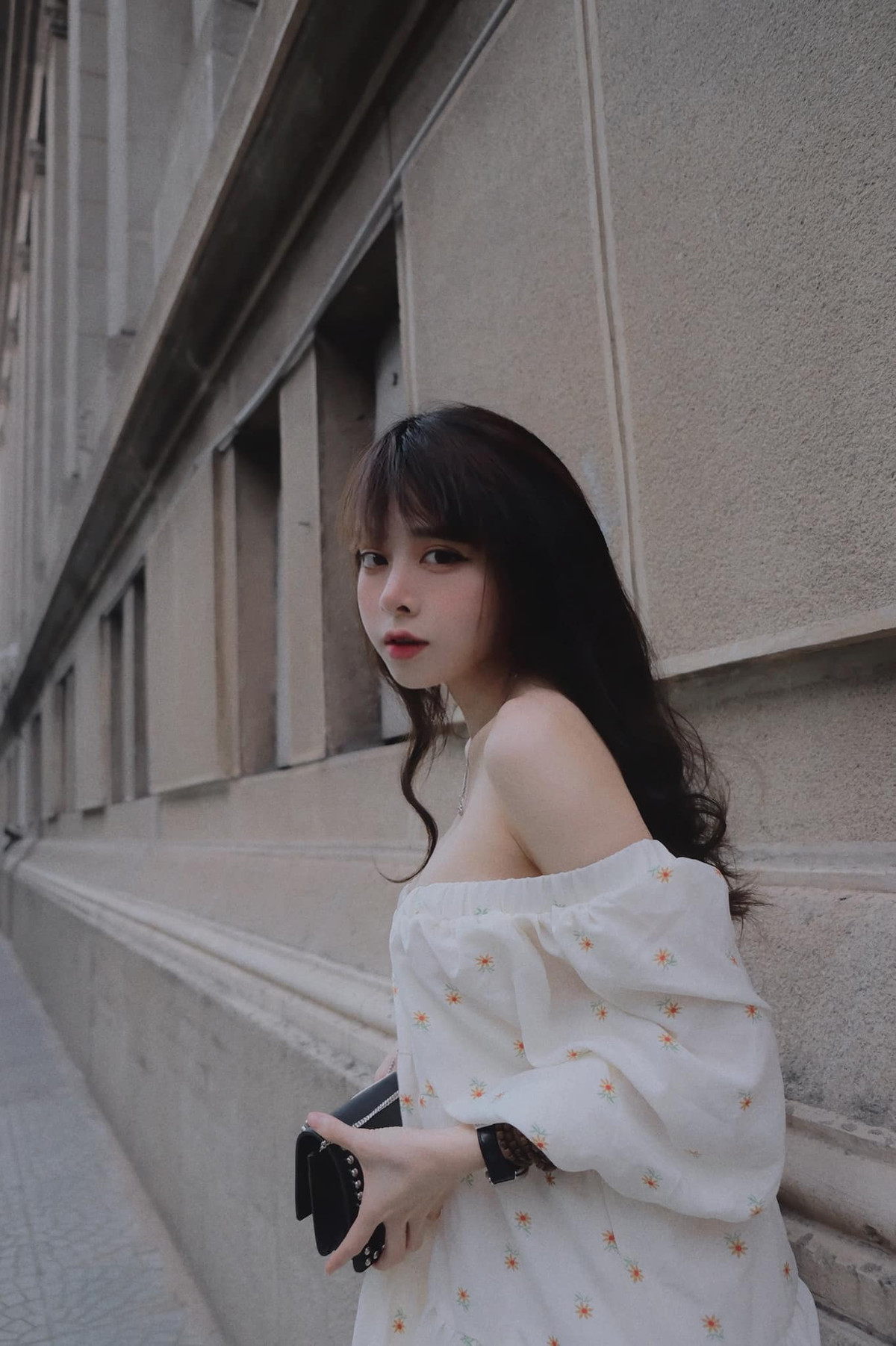 Nhờ sở hữu vòng 3 "khủng" mà Bích Hạnh từng được báo chí Đài Loan ca ngợi là "Cô gái sở hữu vòng eo con kiến, chỉ 21 inch thần kỳ", "Hot girl Việt có vòng 3 quyến rũ",...