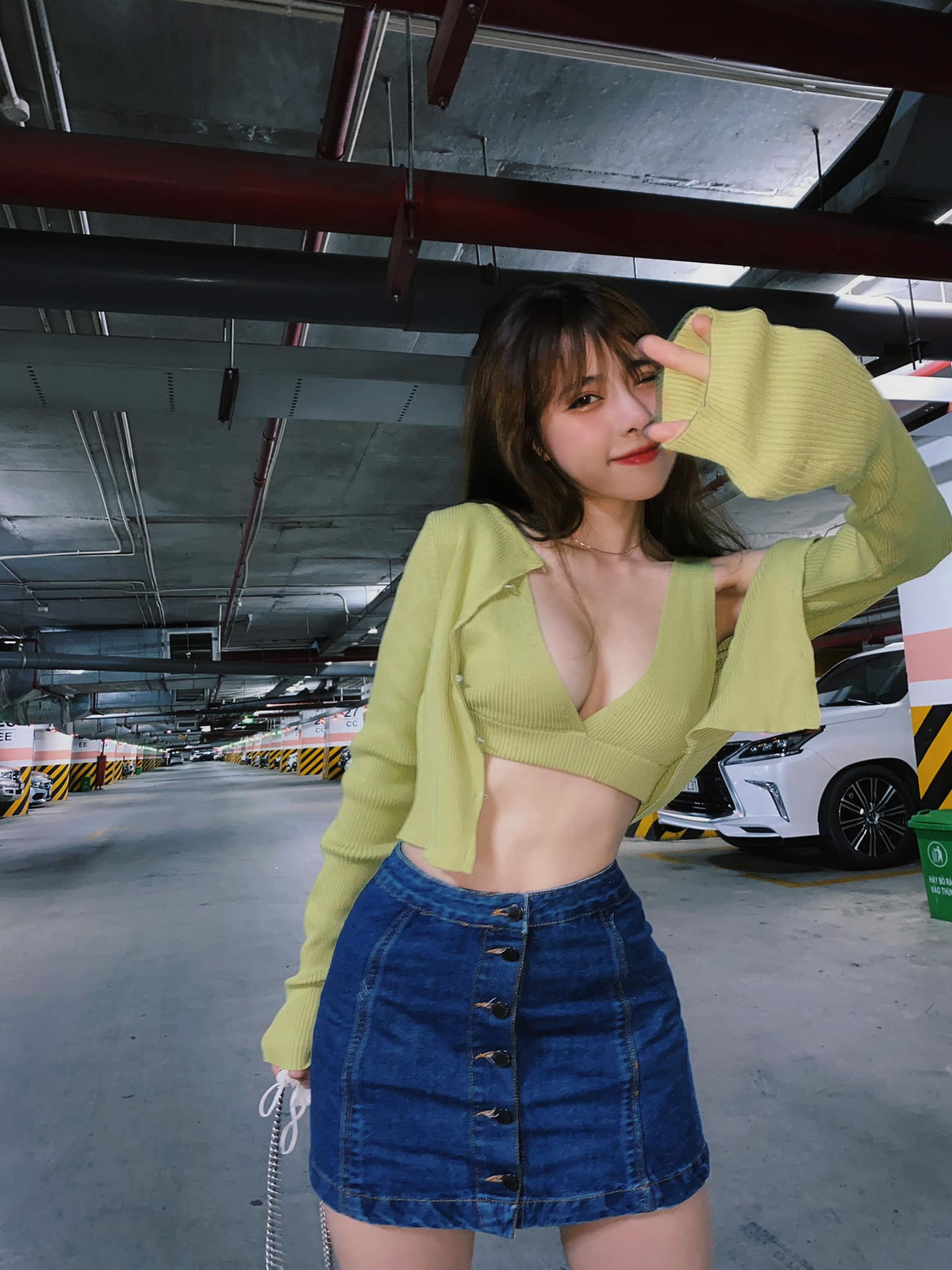 Dưới phần bình luận mỗi hình ảnh, có người còn khen ngợi body của Bích Hạnh xứng đáng điểm 10, nhất là vòng 3 tròn, đầy đặn cân xứng với vòng 2 nhỏ nhắn và cặp đùi săn chắc.