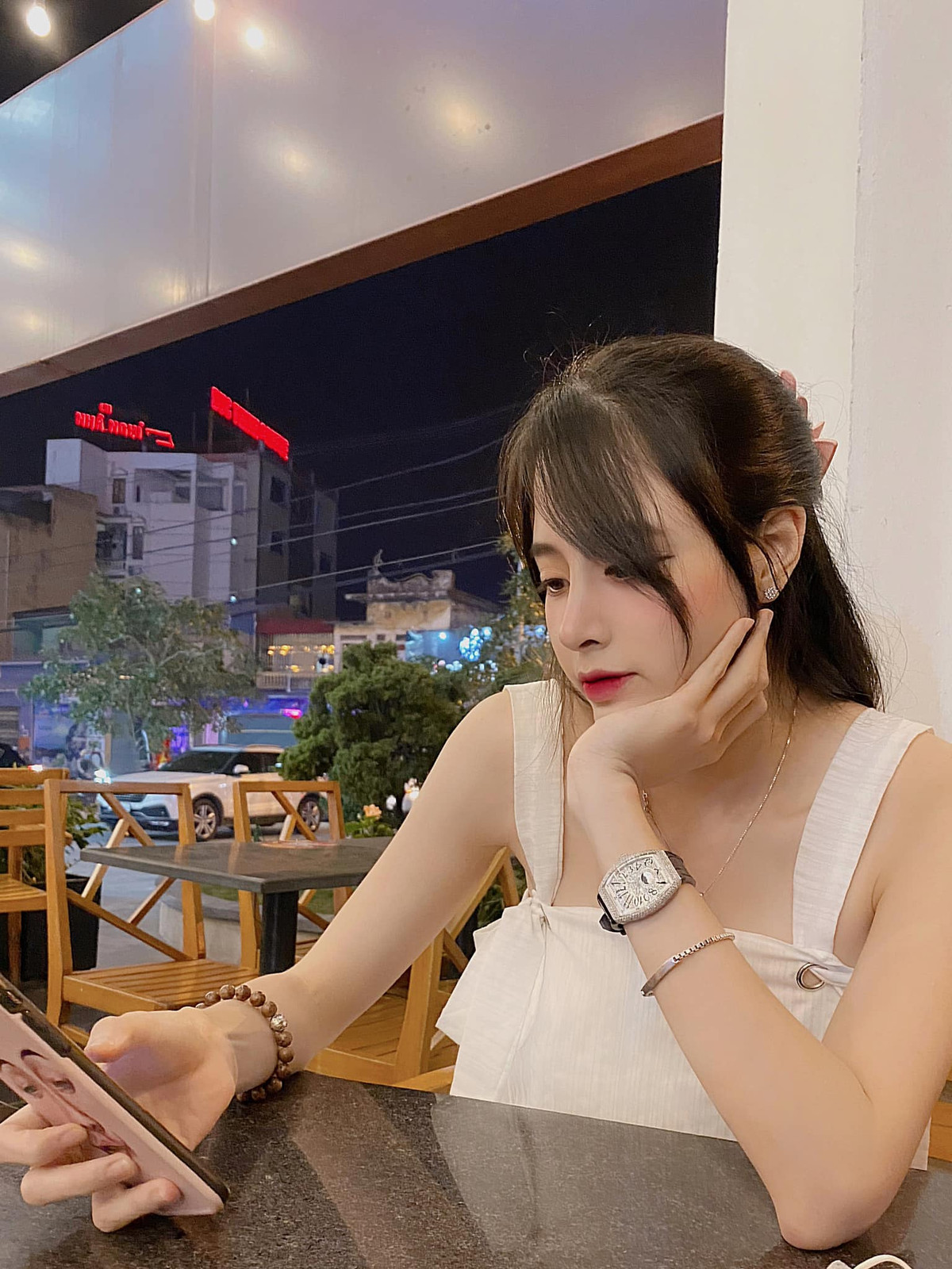 Bên cạnh duy trì phong độ nhan sắc, vóc dáng, nàng hot girl còn rất chú ý tới cách ăn mặc sao cho thật cuốn hút.