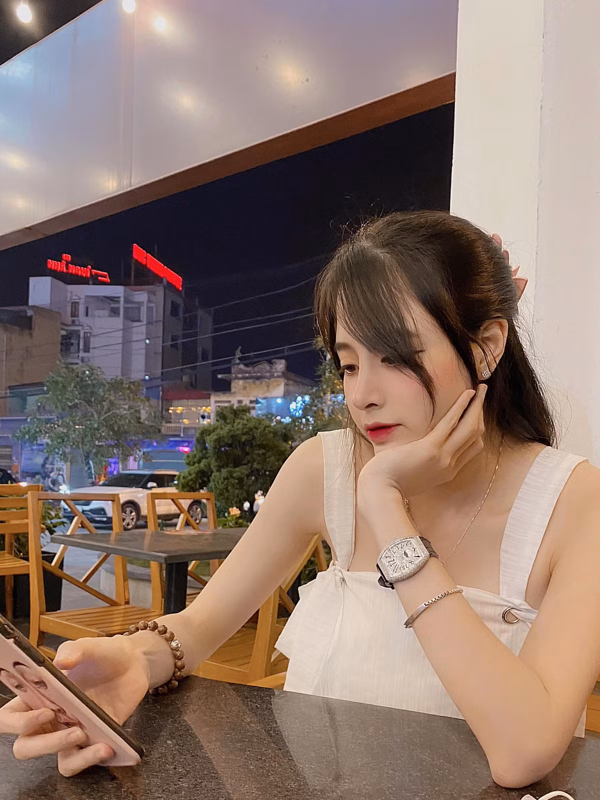 Bên cạnh duy trì phong độ nhan sắc, vóc dáng, nàng hot girl còn rất chú ý tới cách ăn mặc sao cho thật cuốn hút.