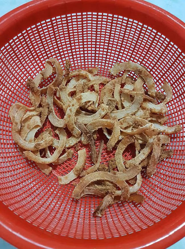 Trong mùa Tết, nhiều chị em cũng đã thất bại với món mứt dừa đơn giản nhất bởi nhiều lý do như: cho quá ít đường mứt không đủ độ kết dính, để lửa to khiến đường bị bén, sên mứt chưa đủ khô, cho quá nhiều gấc tạo màu khiến mứt dừa không sên khô được…