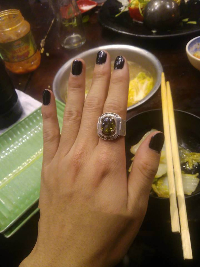 Làm đẹp đón Tết phiên bản tiết kiệm, chỉ cần dùng sơn đen tô vài đường là xong.