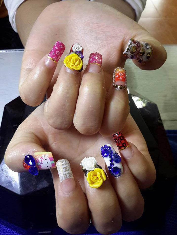 Dường như tác giả đã gắn tất cả những gì mình có lên bộ móng này.